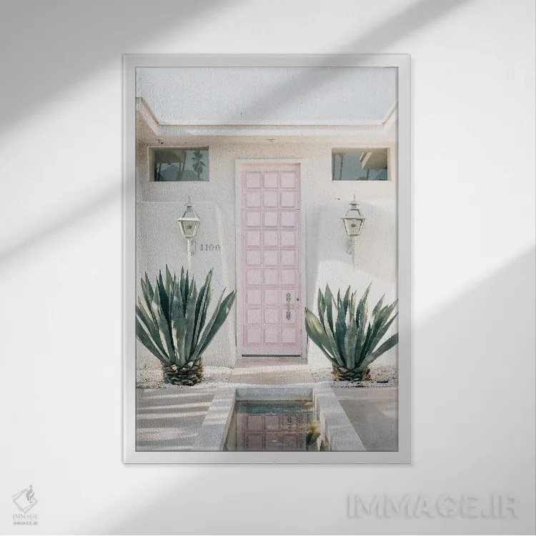 تابلو آن درِ صورتی اثر جان بیلوس - نمای قابدار سفید