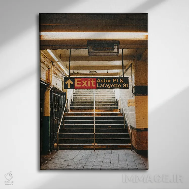 تابلو خروجی متروی آستور پلیس اثر جان بیلوس - نمای روبهرو روی دیوار