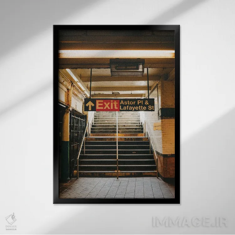 تابلو خروجی متروی آستور پلیس اثر جان بیلوس - نمای قابدار مشکی