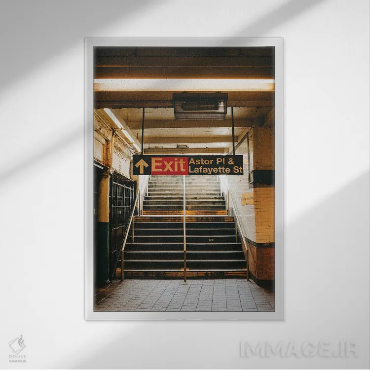 تابلو خروجی متروی آستور پلیس اثر جان بیلوس - نمای قابدار سفید