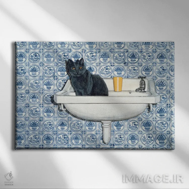 تابلو گربهٔ حمام من اثر دیتز - نمای روبهرو روی دیوار