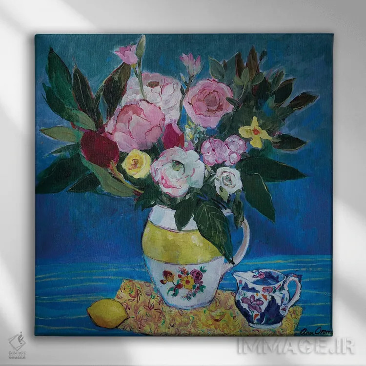 تابلو 2021,گل صدتومانی در کوزهٔ زرد و سفید، ۲۰۲۱ اثر آن اورام - نمای روبهرو روی دیوار