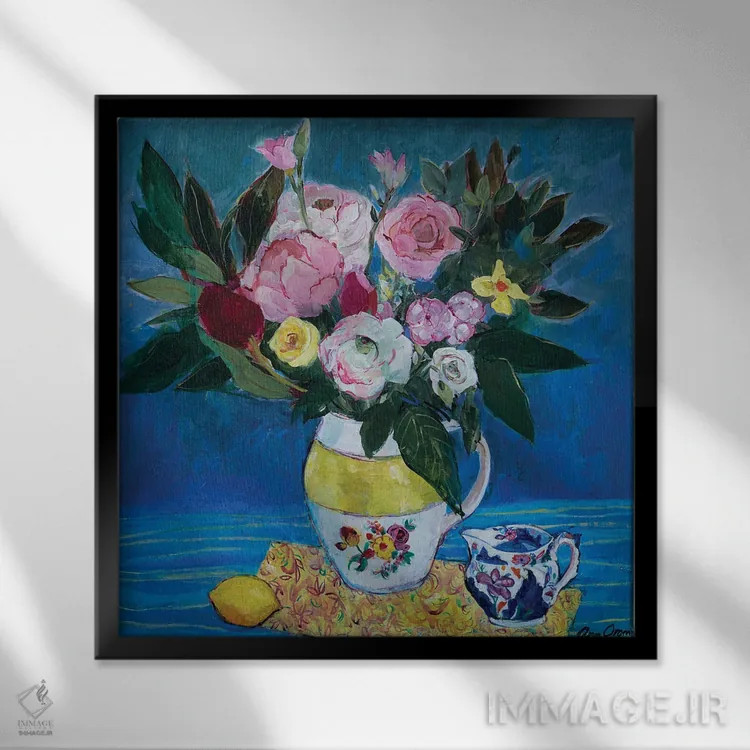 تابلو 2021,گل صدتومانی در کوزهٔ زرد و سفید، ۲۰۲۱ اثر آن اورام - نمای قابدار مشکی