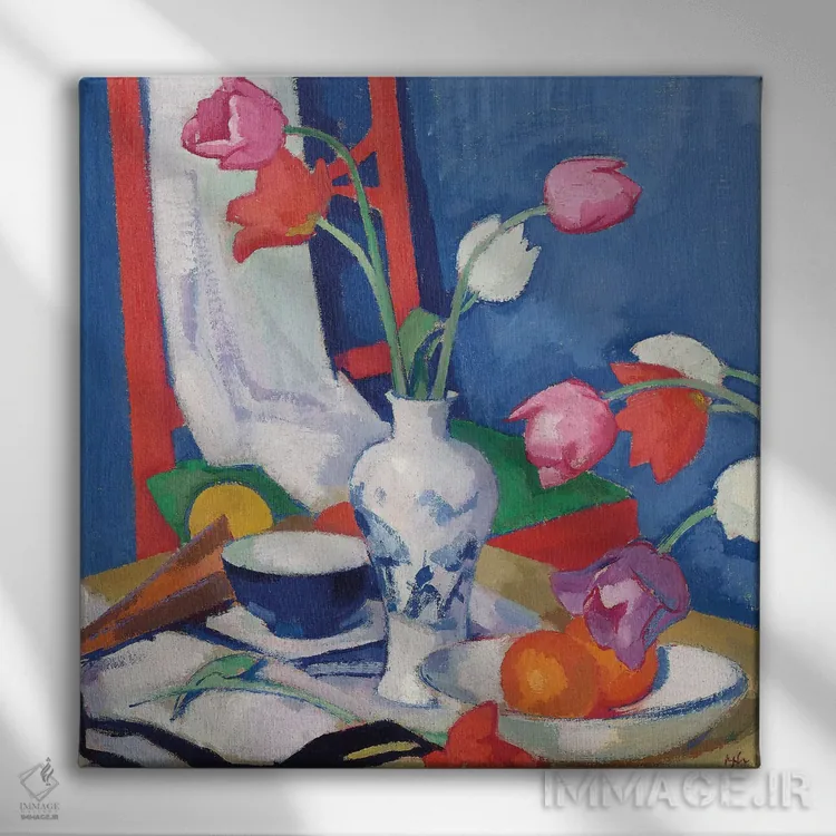 تابلو صندلی قرمز و گل لاله، حدود ۱۹۱۹ اثر ساموئل جان پپلو (نقاش اسکاتلندی) - نمای روبهرو روی دیوار