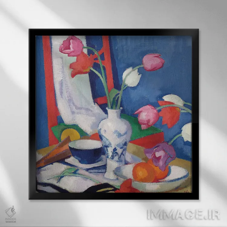 تابلو صندلی قرمز و گل لاله، حدود ۱۹۱۹ اثر ساموئل جان پپلو (نقاش اسکاتلندی) - نمای قابدار مشکی