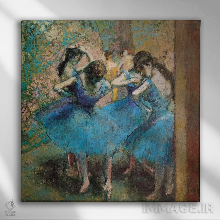 تابلو رقاصان در لباس آبی، ۱۸۹۰ اثر ادگار دگا (نقاش و مجسمهساز فرانسوی) - نمای روبهرو روی دیوار