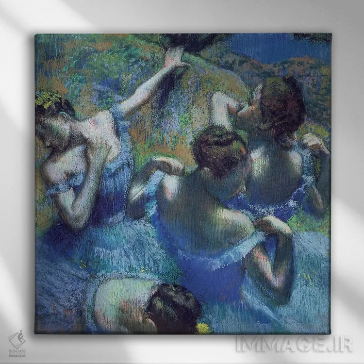 تابلو رقاصان آبی، حدود ۱۸۹۹ اثر ادگار دگا (نقاش و مجسمهساز فرانسوی) - نمای روبهرو روی دیوار