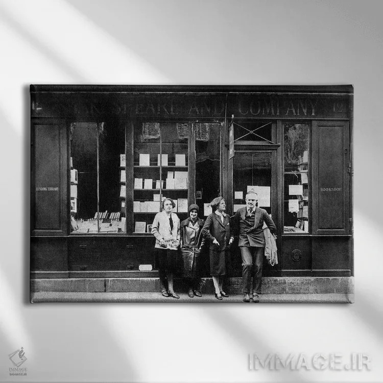 تابلو Paris, 1928,ارنست همینگوی و سیلویا بیچ روبروی کتابفروشی "شکسپیر اند کامپنی"، پاریس، ۱۹۲۸ اثر رو دز آرشیو (آرشیو خیابان) - نمای روبهرو روی دیوار