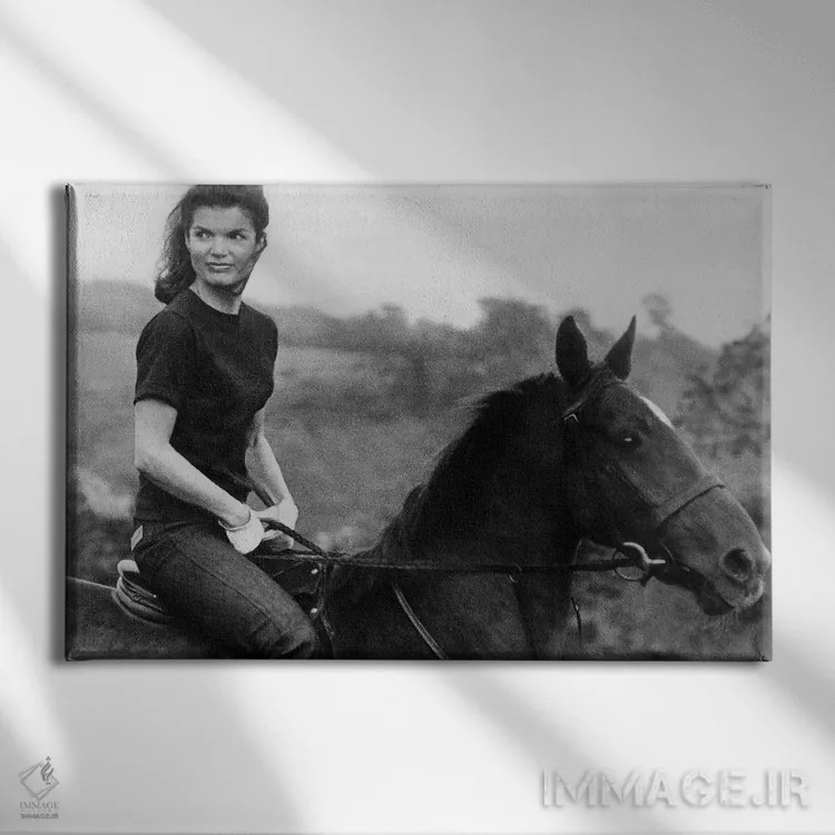 تابلو جکی کندی سوار بر اسب، ۱۹۶۸ اثر رو دز آرشیو (آرشیو خیابان) - نمای روبهرو روی دیوار