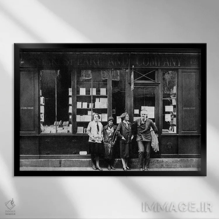 تابلو Paris, 1928,ارنست همینگوی و سیلویا بیچ روبروی کتابفروشی "شکسپیر اند کامپنی"، پاریس، ۱۹۲۸ اثر رو دز آرشیو (آرشیو خیابان) - نمای قابدار مشکی