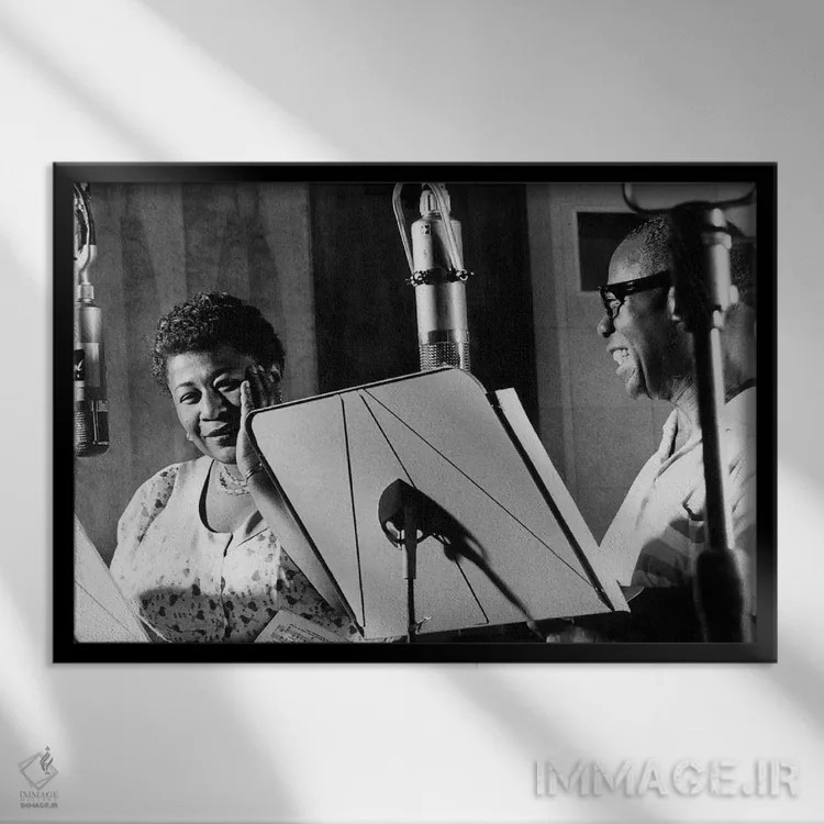 تابلو New York, 1950,الا فیتزجرالد و لوئی آرمسترانگ در استودیو دکا رکوردز، نیویورک، ۱۹۵۰ اثر رو دز آرشیو (آرشیو خیابان) - نمای قابدار مشکی