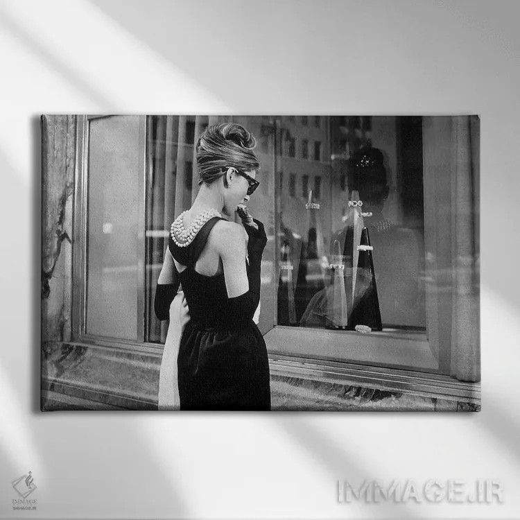 تابلو الماسها روی کاناپه؛ صبحانه در تیفانی اثر بلیک ادواردز با آدری هپبورن، ۱۹۶۱ اثر رو دز آرشیو (آرشیو خیابان) - نمای روبهرو روی دیوار