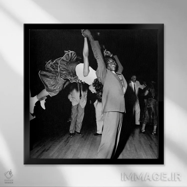 تابلو Harlem, 1947,رقص یک جفت در سالن سووای، هارلم، ۱۹۴۷ اثر رو دز آرشیو (آرشیو خیابان) - نمای قابدار مشکی