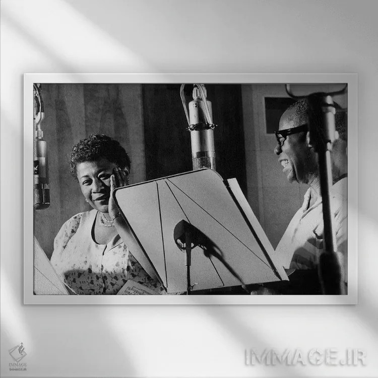 تابلو New York, 1950,الا فیتزجرالد و لوئی آرمسترانگ در استودیو دکا رکوردز، نیویورک، ۱۹۵۰ اثر رو دز آرشیو (آرشیو خیابان) - نمای قابدار سفید
