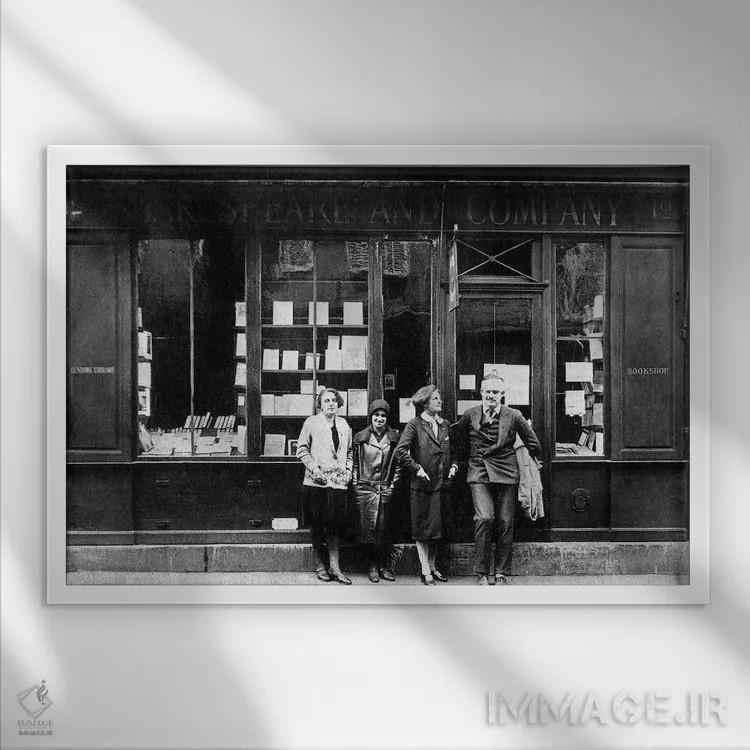 تابلو Paris, 1928,ارنست همینگوی و سیلویا بیچ روبروی کتابفروشی "شکسپیر اند کامپنی"، پاریس، ۱۹۲۸ اثر رو دز آرشیو (آرشیو خیابان) - نمای قابدار سفید