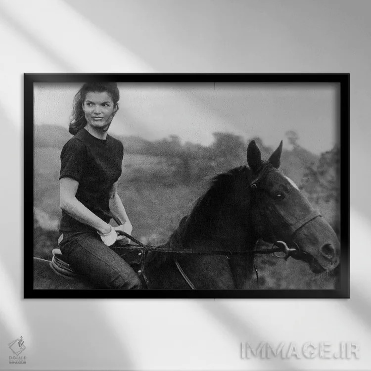 تابلو جکی کندی سوار بر اسب، ۱۹۶۸ اثر رو دز آرشیو (آرشیو خیابان) - نمای قابدار مشکی