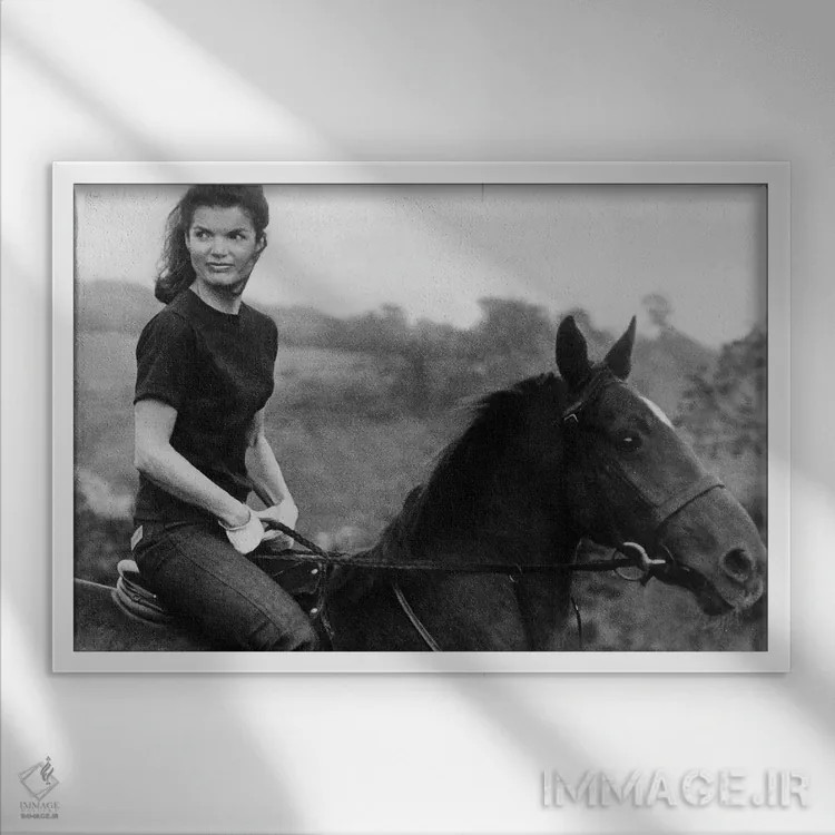 تابلو جکی کندی سوار بر اسب، ۱۹۶۸ اثر رو دز آرشیو (آرشیو خیابان) - نمای قابدار سفید