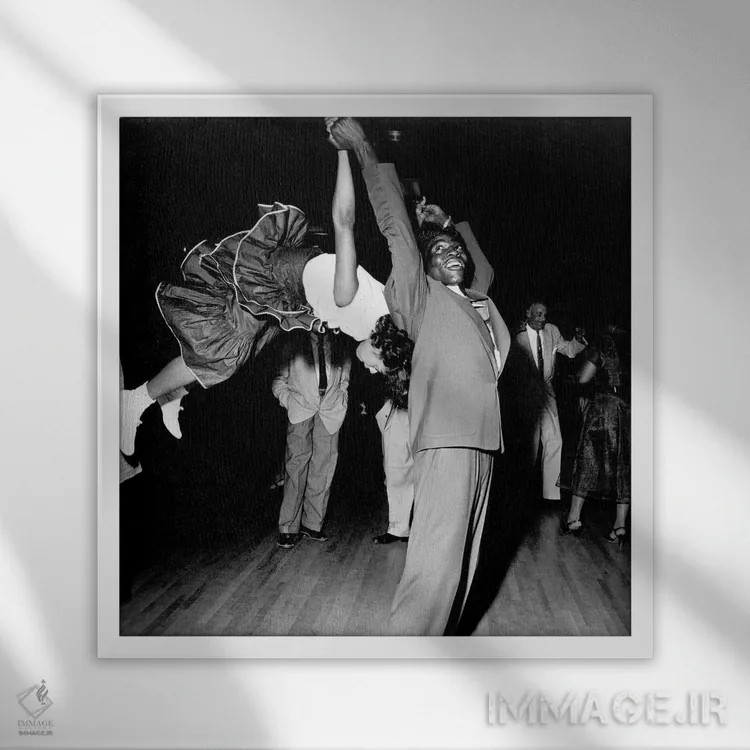 تابلو Harlem, 1947,رقص یک جفت در سالن سووای، هارلم، ۱۹۴۷ اثر رو دز آرشیو (آرشیو خیابان) - نمای قابدار سفید