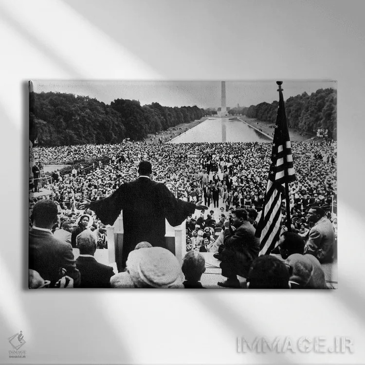 تابلو National Mall, Washington D.C., May 17, 1957,مارتین لوترکینگ جونیور در حال سخنرانی در راهپیمایی دعا برای آزادی، واشنگتن، ۱۷ مه ۱۹۵۷ اثر رو دز آرشیو (آرشیو خیابان) - نمای روبهرو روی دیوار
