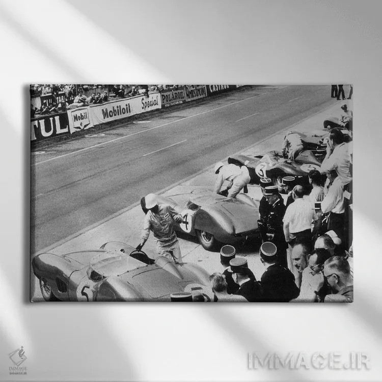 تابلو 24 Hours of Le Mans, France, 1959,روی سالوادوری و استیرلینگ ماس در حال ورود به آستونمارتین DBR1 قبل از شروع مسابقه ۲۴ ساعته لمان، فرانسه، ۱۹۵۹ اثر رو دز آرشیو (آرشیو خیابان) - نمای روبهرو روی دیوار