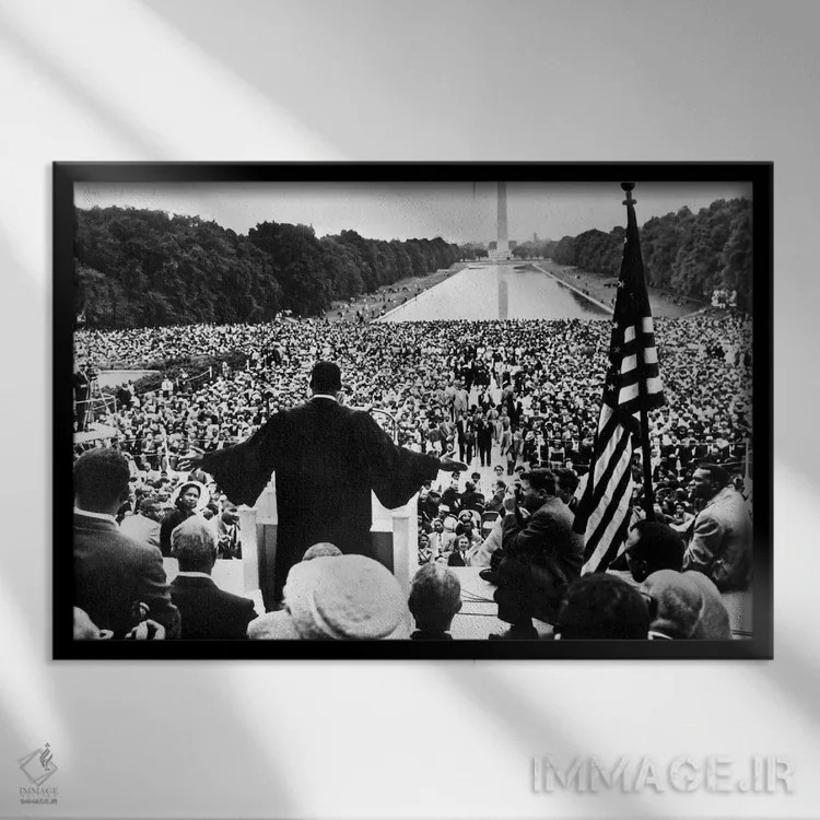تابلو National Mall, Washington D.C., May 17, 1957,مارتین لوترکینگ جونیور در حال سخنرانی در راهپیمایی دعا برای آزادی، واشنگتن، ۱۷ مه ۱۹۵۷ اثر رو دز آرشیو (آرشیو خیابان) - نمای قابدار مشکی