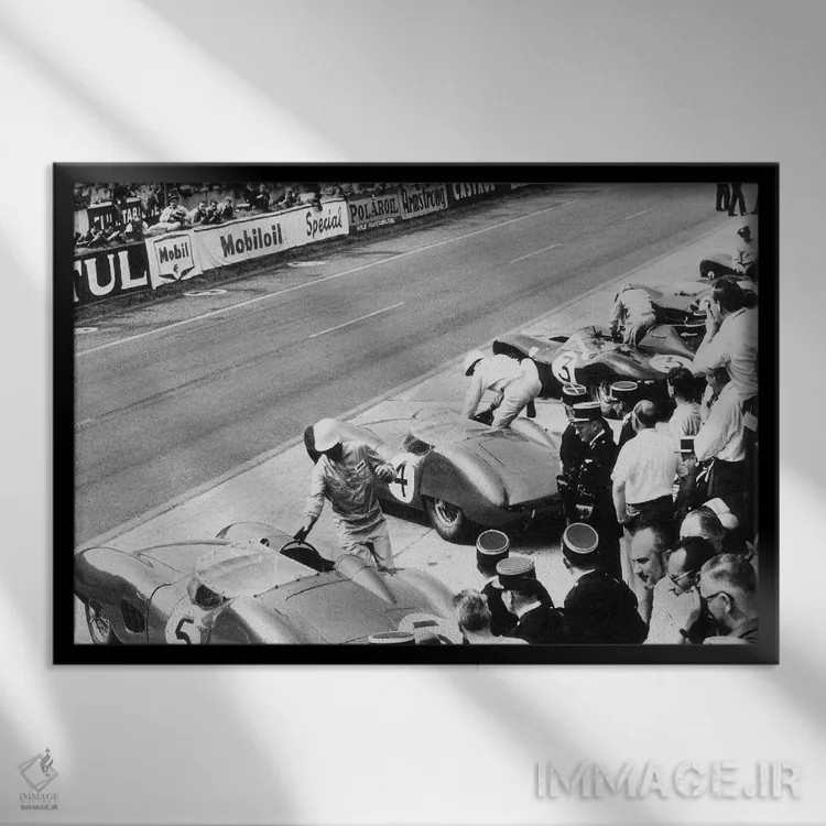 تابلو 24 Hours of Le Mans, France, 1959,روی سالوادوری و استیرلینگ ماس در حال ورود به آستونمارتین DBR1 قبل از شروع مسابقه ۲۴ ساعته لمان، فرانسه، ۱۹۵۹ اثر رو دز آرشیو (آرشیو خیابان) - نمای قابدار مشکی