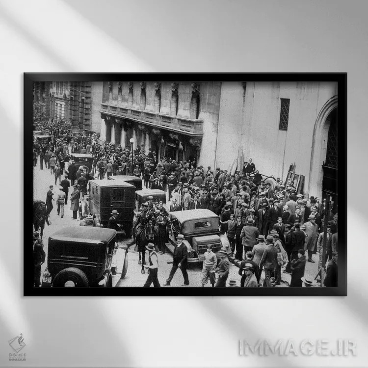 تابلو New York,1929 : on October 29, 1929 : shareholders and investors gathering,سقوط بازار بورس نیویورک، ۲۹ اکتبر ۱۹۲۹؛ تجمع سهامداران و سرمایهگذاران اثر رو دز آرشیو (آرشیو خیابان) - نمای قابدار مشکی
