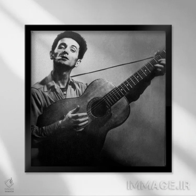 تابلو وودی گاتری، موسیقیدان و پدر ترانهسرایی فولک، حدود ۱۹۴۰ اثر رو دز آرشیو (آرشیو خیابان) - نمای قابدار مشکی