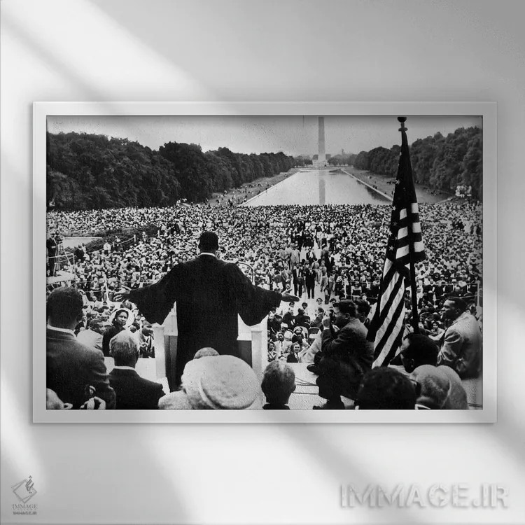 تابلو National Mall, Washington D.C., May 17, 1957,مارتین لوترکینگ جونیور در حال سخنرانی در راهپیمایی دعا برای آزادی، واشنگتن، ۱۷ مه ۱۹۵۷ اثر رو دز آرشیو (آرشیو خیابان) - نمای قابدار سفید
