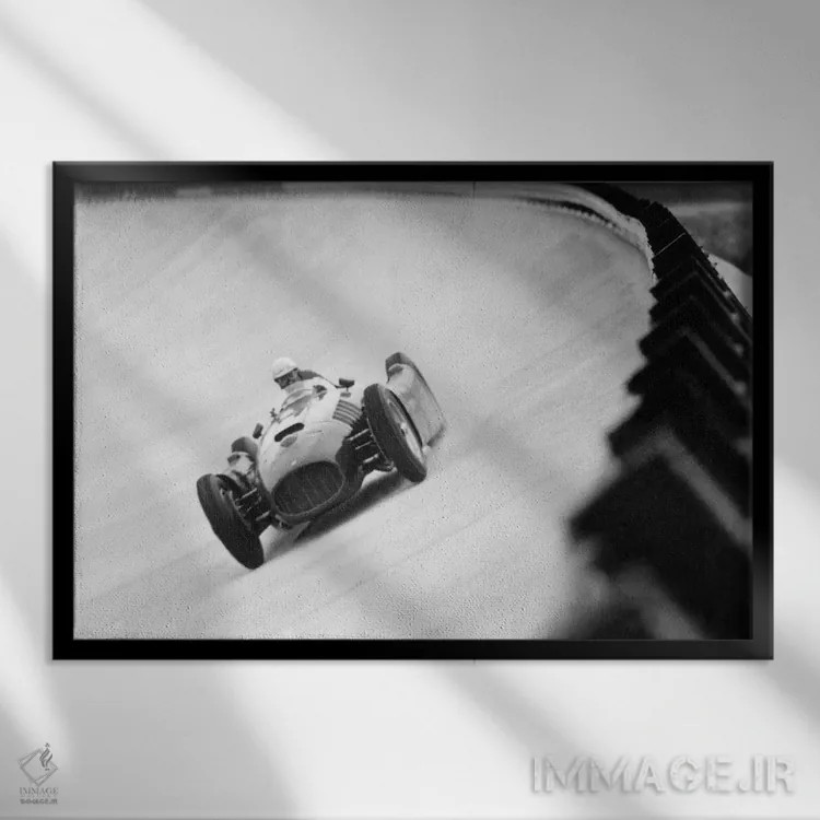 تابلو Monza Eni Circuit, Qualifying Round, Italian Grand Prix, August 26, 1955,امیلیو جوزپه "نینو" فارینا در حال رانندگی با فراری خود در پیست مونزا - دور انتخابی جایزه بزرگ ایتالیا، ۲۶ اوت ۱۹۵۵ اثر رو دز آرشیو (آرشیو خیابان) - نمای قابدار مشکی