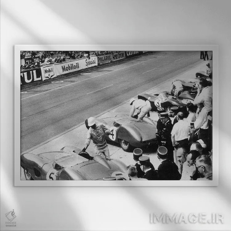 تابلو 24 Hours of Le Mans, France, 1959,روی سالوادوری و استیرلینگ ماس در حال ورود به آستونمارتین DBR1 قبل از شروع مسابقه ۲۴ ساعته لمان، فرانسه، ۱۹۵۹ اثر رو دز آرشیو (آرشیو خیابان) - نمای قابدار سفید