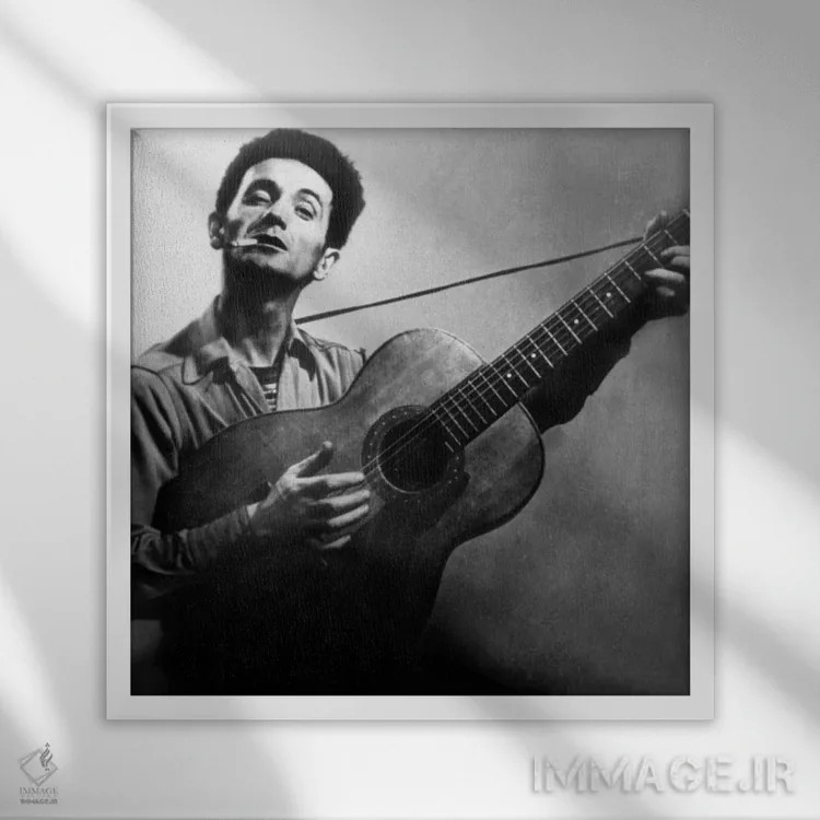 تابلو وودی گاتری، موسیقیدان و پدر ترانهسرایی فولک، حدود ۱۹۴۰ اثر رو دز آرشیو (آرشیو خیابان) - نمای قابدار سفید