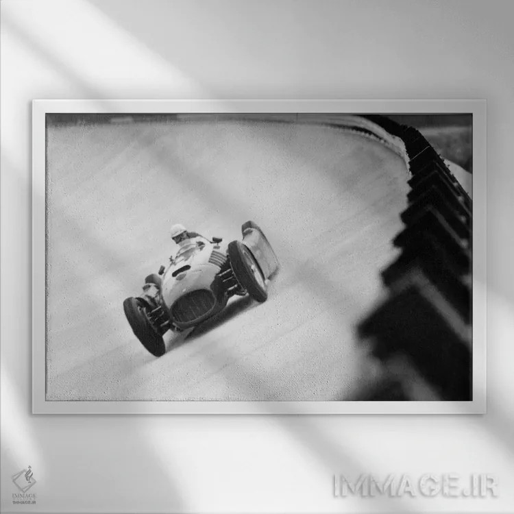 تابلو Monza Eni Circuit, Qualifying Round, Italian Grand Prix, August 26, 1955,امیلیو جوزپه "نینو" فارینا در حال رانندگی با فراری خود در پیست مونزا - دور انتخابی جایزه بزرگ ایتالیا، ۲۶ اوت ۱۹۵۵ اثر رو دز آرشیو (آرشیو خیابان) - نمای قابدار سفید