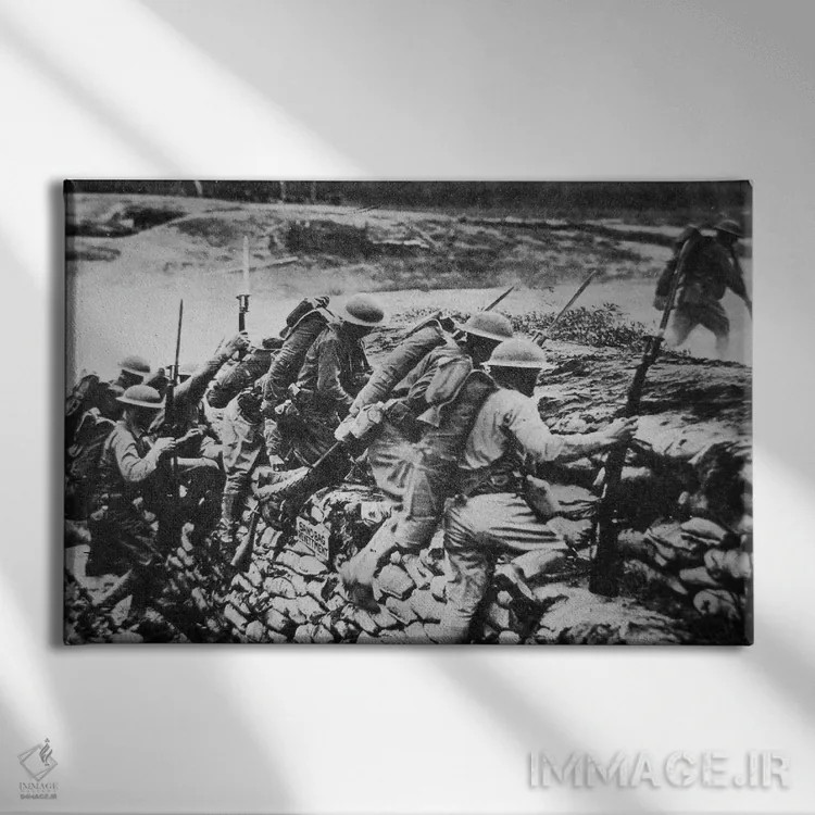 تابلو 1918,سربازان پیادهنظام آمریکایی در جنگ جهانی اول در حال ترک سنگر و حمله به آلمانها، ۱۹۱۸ اثر عکاس آمریکایی (عنوان عمومی) - نمای روبهرو روی دیوار