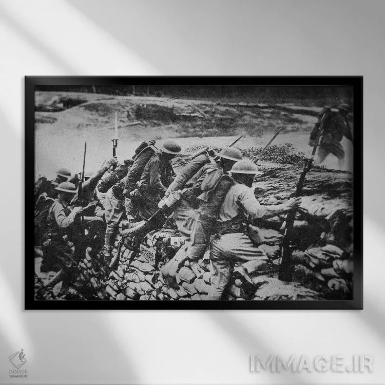 تابلو 1918,سربازان پیادهنظام آمریکایی در جنگ جهانی اول در حال ترک سنگر و حمله به آلمانها، ۱۹۱۸ اثر عکاس آمریکایی (عنوان عمومی) - نمای قابدار مشکی