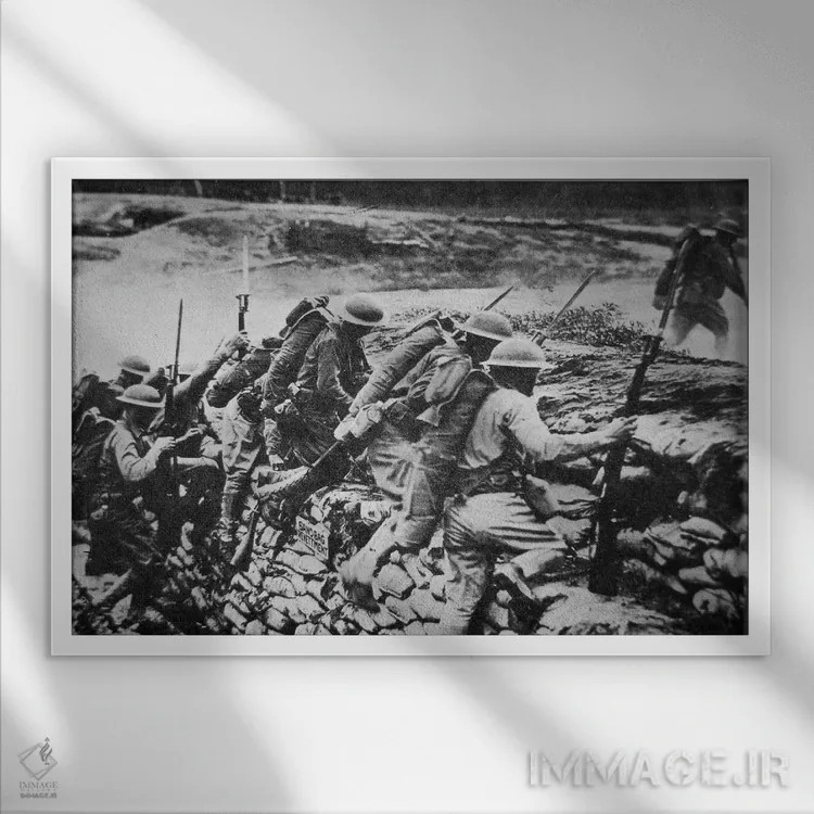 تابلو 1918,سربازان پیادهنظام آمریکایی در جنگ جهانی اول در حال ترک سنگر و حمله به آلمانها، ۱۹۱۸ اثر عکاس آمریکایی (عنوان عمومی) - نمای قابدار سفید