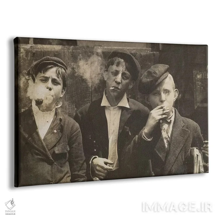 تابلو Saint Louis, Missouri, USA, 1910,سه پسر روزنامهفروش جوان در حال سیگار کشیدن، سنت لوئیس، میسوری، آمریکا، ۱۹۱۰ اثر لویس ویکس هاین (عکاس مستند آمریکایی) - نمای پرسپکتیو محصول