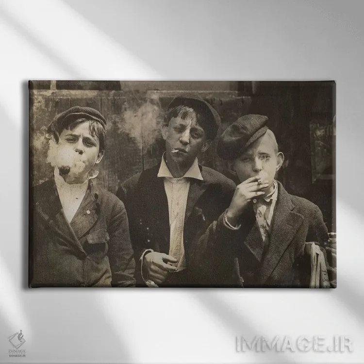 تابلو Saint Louis, Missouri, USA, 1910,سه پسر روزنامهفروش جوان در حال سیگار کشیدن، سنت لوئیس، میسوری، آمریکا، ۱۹۱۰ اثر لویس ویکس هاین (عکاس مستند آمریکایی) - نمای روبهرو روی دیوار