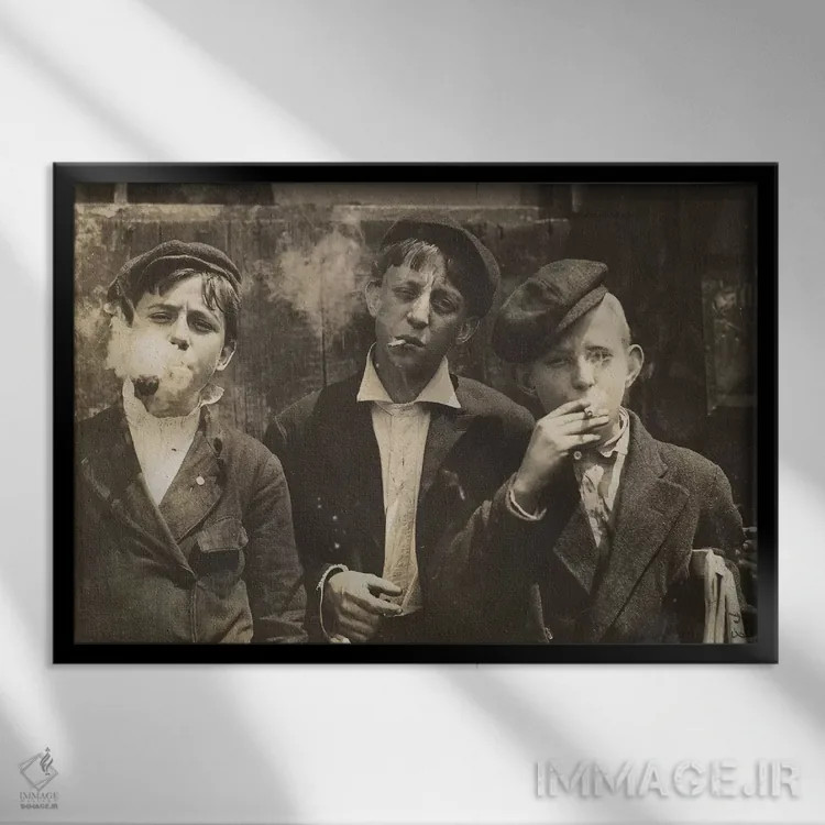 تابلو Saint Louis, Missouri, USA, 1910,سه پسر روزنامهفروش جوان در حال سیگار کشیدن، سنت لوئیس، میسوری، آمریکا، ۱۹۱۰ اثر لویس ویکس هاین (عکاس مستند آمریکایی) - نمای قابدار مشکی