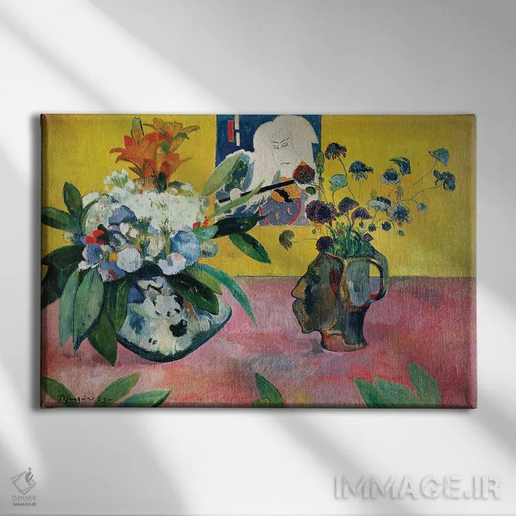 تابلو طبیعت بیجان با گلدان سرشکل و چاپ چوبی ژاپنی اثر پل گوگن - نمای روبهرو روی دیوار