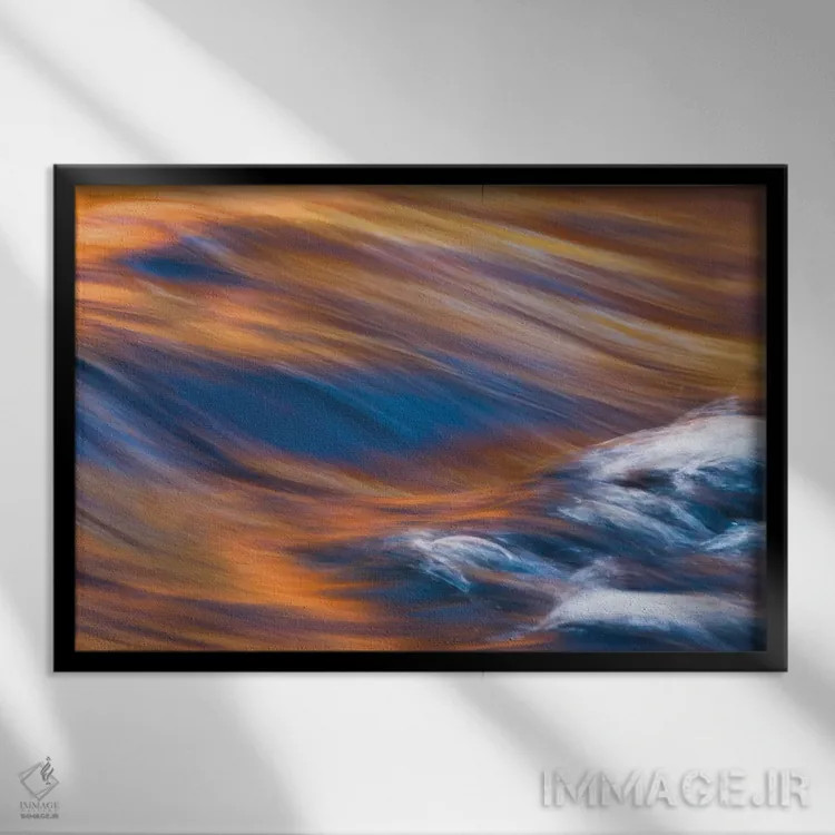 تابلو برداشت نقاشانه از جویبار پرسرعت بازتابدهنده رنگهای پاییزی اثر برندا ثارپ - نمای قابدار مشکی
