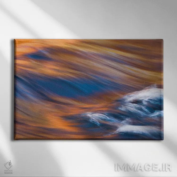 تابلو برداشت نقاشانه از جویبار پرسرعت بازتابدهنده رنگهای پاییزی اثر برندا ثارپ - نمای روبهرو روی دیوار