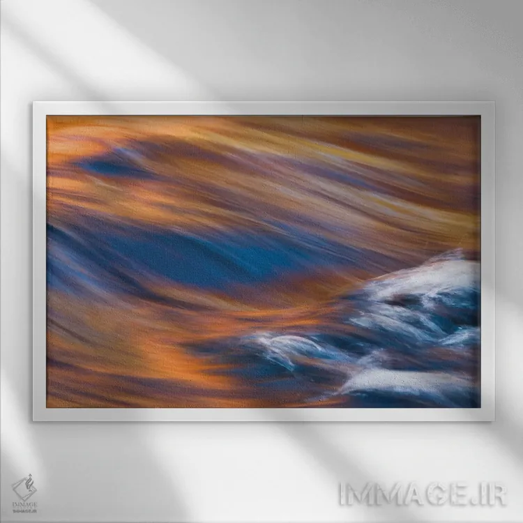 تابلو برداشت نقاشانه از جویبار پرسرعت بازتابدهنده رنگهای پاییزی اثر برندا ثارپ - نمای قابدار سفید