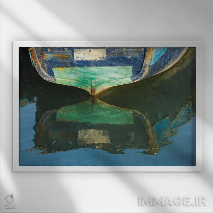 تابلو مراکش، الصویره. جلوهای هنری از قایق چوبی شناور در بندر با افکت آبرنگ اثر برندا ثارپ - نمای قابدار سفید