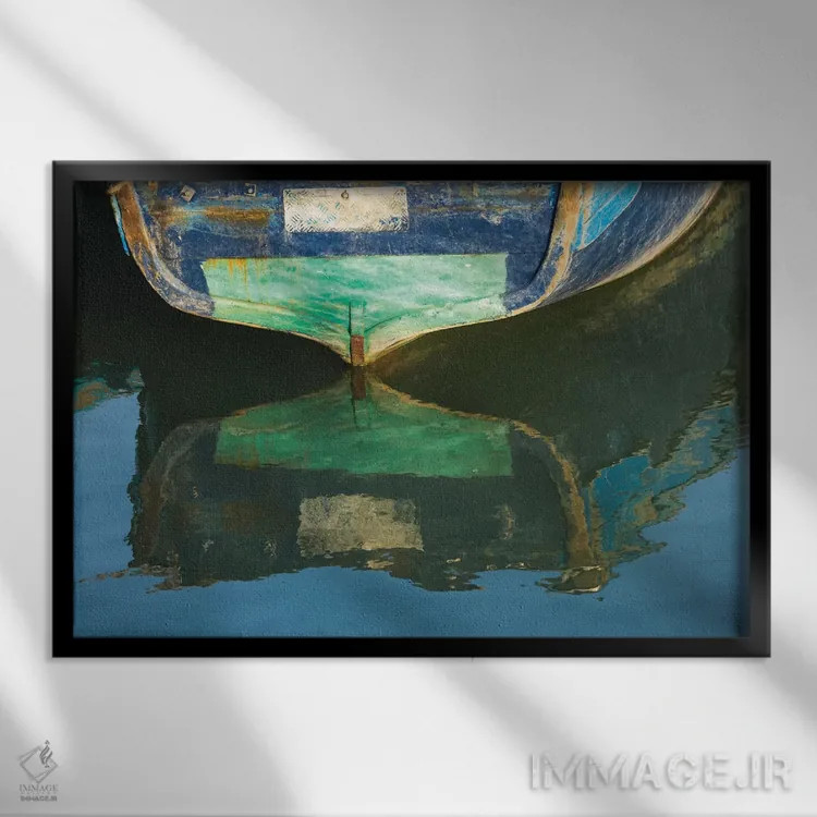 تابلو مراکش، الصویره. جلوهای هنری از قایق چوبی شناور در بندر با افکت آبرنگ اثر برندا ثارپ - نمای قابدار مشکی
