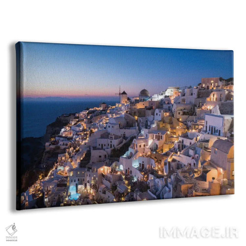 تابلو یونان، سانتورینی. روستای اویا در نور پس از غروب میدرخشد و چراغهای شهر به این منظره نماباور جادویی میبخشند اثر برندا ثارپ - نمای پرسپکتیو محصول