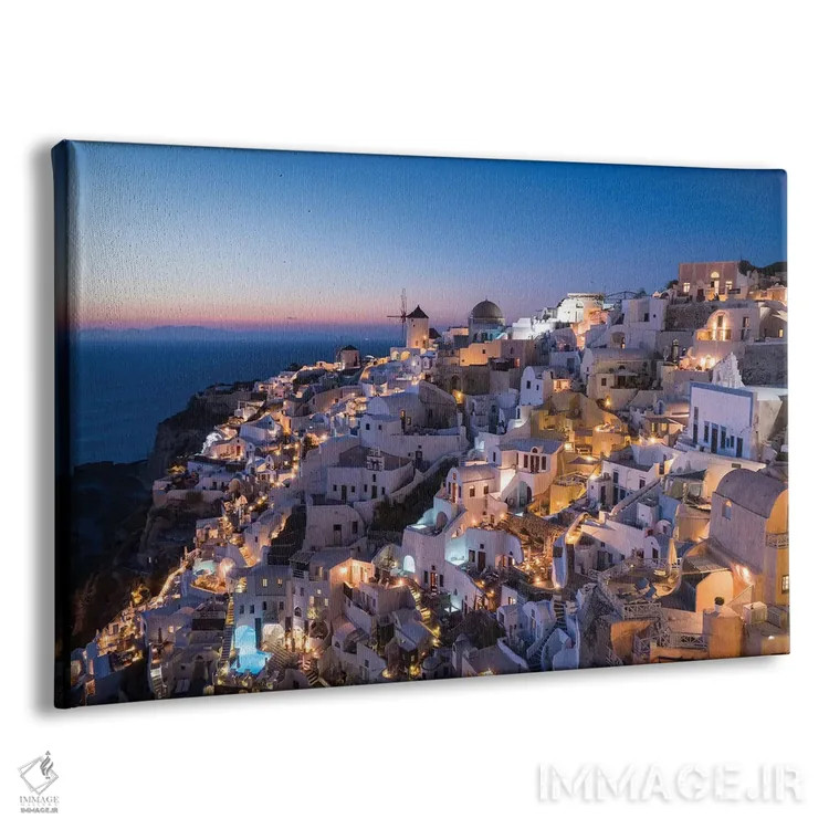 تابلو یونان، سانتورینی. روستای اویا در نور پس از غروب میدرخشد و چراغهای شهر به این منظره نماباور جادویی میبخشند اثر برندا ثارپ - نمای پرسپکتیو محصول