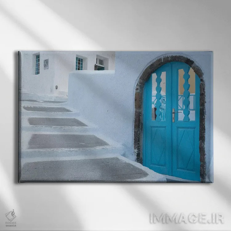 تابلو یونان، سانتورینی. در آبیرنگ به کوچهی خلوت خانههای سفیدپوش در پیرگوس جان بخشیده است اثر برندا ثارپ - نمای روبهرو روی دیوار