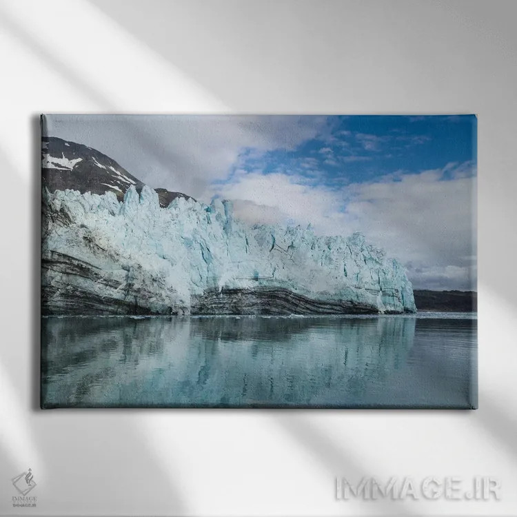 تابلو آلاسکا، خلیج یخچالی. نمای نزدیک از یخچال مارگری همراه با مورینهای جانبی اثر برندا ثارپ - نمای روبهرو روی دیوار