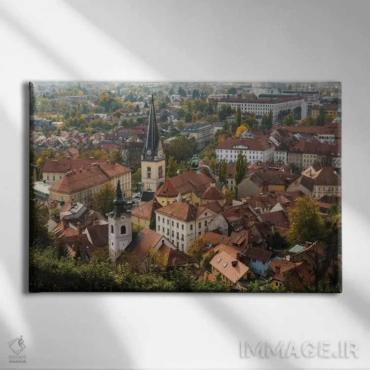 تابلو اسلوونی، لیوبلیانا. نور عصرگاهی بر قلب بافت قدیمی شهر تابیده است اثر برندا ثارپ - نمای روبهرو روی دیوار